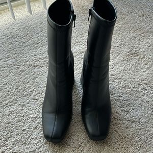 Black heeled boots